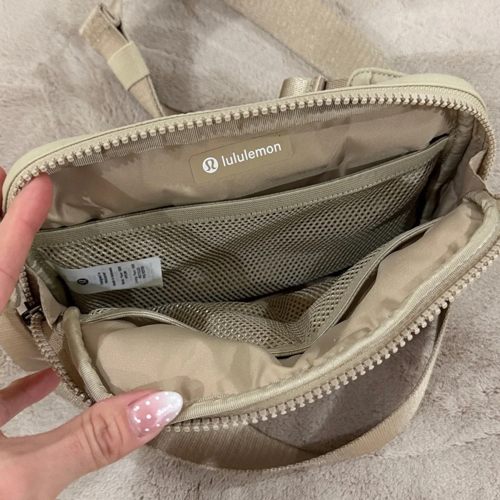 lululemon athletica Everywhere Belt Bag Large 2L *Wunder Puff - Color Trench - Picture 5 of 6